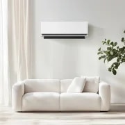 세련된 디자인의 LG 휘센 벽걸이형 에어컨이 설치된 모습입니다. 깔끔한 화이트 색상과 은은한 디스플레이가 어떤 인테리어에도 잘 어울리며, 넓은 공간을 시원하게 만들어줍니다.