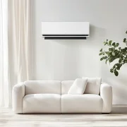 세련된 디자인의 LG 휘센 벽걸이형 에어컨이 설치된 모습입니다. 깔끔한 화이트 색상과 은은한 디스플레이가 어떤 인테리어에도 잘 어울리며, 넓은 공간을 시원하게 만들어줍니다.