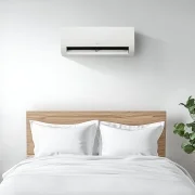 세련된 디자인의 LG 휘센 벽걸이형 에어컨이 설치된 모습입니다. 깔끔한 화이트 색상과 은은한 디스플레이가 어떤 인테리어에도 잘 어울리며, 넓은 공간을 시원하게 만들어줍니다.
