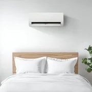 세련된 디자인의 LG 휘센 벽걸이형 에어컨이 설치된 모습입니다. 깔끔한 화이트 색상과 은은한 디스플레이가 어떤 인테리어에도 잘 어울리며, 넓은 공간을 시원하게 만들어줍니다.