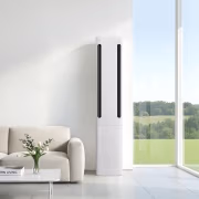에센스 화이트 컬러의 LG 휘센 AI 오브제컬렉션 쿨 에어컨이 모던한 인테리어 공간의 중간에 배치되어 있습니다. 스탠드 에어컨 옆으로는 통창이 있고 밖으로는 초록색 들판과 나무들이 생기있는 모습을 보여줍니다. 에어컨 본체 상단의 디지털 디스플레이 화면에서 온도 정보를 숫자로 표시하고 있습니다. 에어컨은 연한 화이트 컬러 벽 앞에 놓여 있으며, 스탠드 에어컨