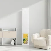 에센스 화이트 컬러의 LG 휘센 AI 오브제컬렉션 뷰I 에어컨이 모던한 인테리어 공간의 우측에 세워져 있습니다. 에어컨 하단은 뷰케이스와 결합되어 있으며, 뷰케이스 안에는 노랑색 꽃을 배경으로 토끼 인형이 놓여 있습니다. 스탠드 에어컨 옆으로는 하얀색 쉬폰 커튼이 쳐져 있으며, 에어컨 본체 상단의 원형 디지털 디스플레이 화면에서 온도 정보를 숫자로 표시하고