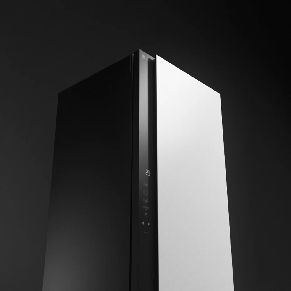 화면에는 LG 로고가 있는 가전제품의 상단 부분이 보입니다. 제품의 표면은 매끄럽고 반사되는 금속성 재질로 되어 있으며, 직사각형 형태를 띠고 있습니다. 배경은 단색으로 처리되어 제품의 디자인이 강조됩니다. 이어서 화면에는 전면 패널이 클로즈업되어 나타납니다. 패널에는 터치스크린 인터페이스가 있으며, 다양한 아이콘과 버튼이 표시되어 있습니다. 화면이 줌아웃 되며 문이 열리고 상단의 헹어가 움직이고 스팀이 분사되며 옷이 걸려 흔들리는 모습이 보여지고 가전제품의 문이 닫히는 모습이 보여집니다. 
