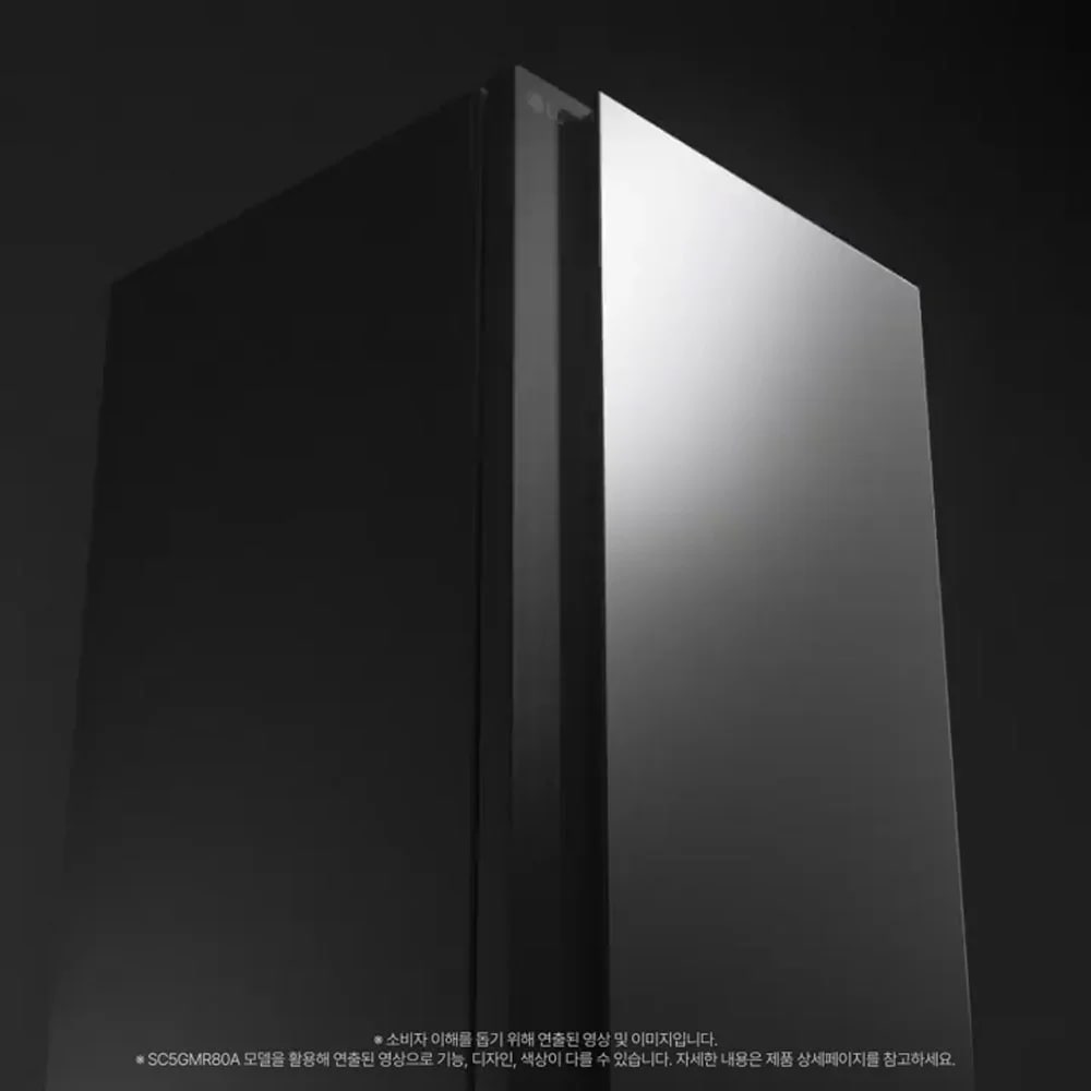 어두운 배경 속에 서 있는 스타일러를 클로즈업 하고 있습니다. 화면이 전환되며 도어 전면의 디스플레이부, 문열린 스타일러의 내부 옷걸이, 스팀 등을 차례로 보여주고 마지막 장면에서 도어의 다양한 색상을 보여줍니다. 