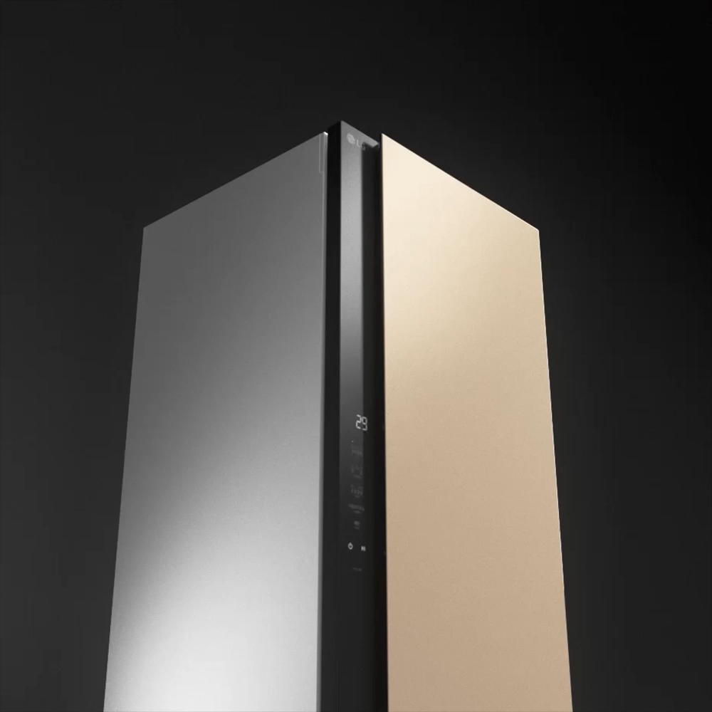 화면에는 LG 로고가 있는 가전제품의 상단 부분이 보입니다. 제품의 표면은 매끄럽고 반사되는 금속성 재질로 되어 있으며, 직사각형 형태를 띠고 있습니다. 배경은 단색으로 처리되어 제품의 디자인이 강조됩니다. 이어서 화면에는 전면 패널이 클로즈업되어 나타납니다. 패널에는 터치스크린 인터페이스가 있으며, 다양한 아이콘과 버튼이 표시되어 있습니다. 화면이 줌아웃 되며 문이 열리고 상단의 헹어가 움직이고 스팀이 분사되며 옷이 걸려 흔들리는 모습이 보여지고 가전제품의 문이 닫히는 모습이 보여집니다. 