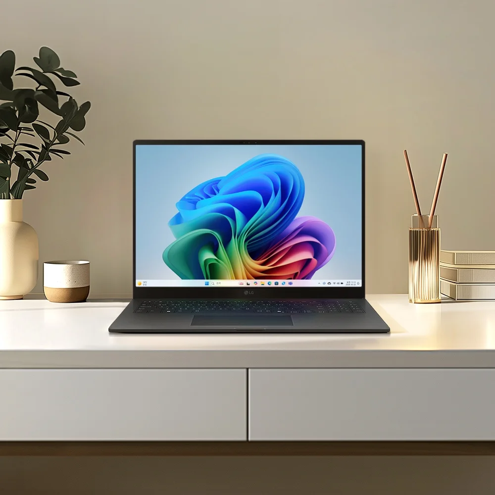 LG 그램 Pro Copilot+ PC 16Z90TS 시리즈 메타 그레이 컬러 모델의 라이프 스타일 이미지입니다.