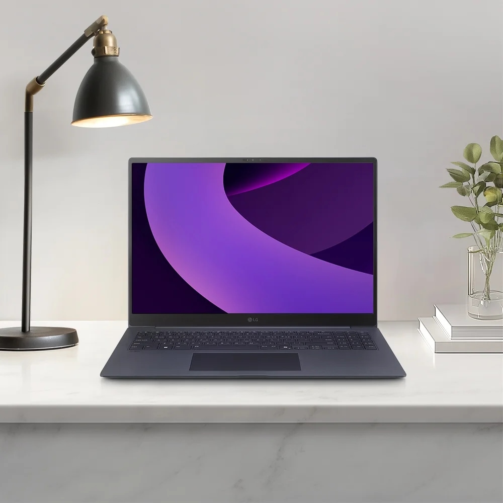 LG 그램 Pro 40.6cm 16Z90TP 시리즈 타이탄 블루 컬러 모델의 라이프 스타일 이미지입니다.