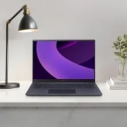 LG 그램 Pro 40.6cm 16Z90TP 시리즈 타이탄 블루 컬러 모델의 라이프 스타일 이미지입니다.