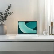 LG 그램 35.5cm 14Z90T 시리즈 에센스 화이트 컬러 모델의 라이프 스타일 이미지입니다.
