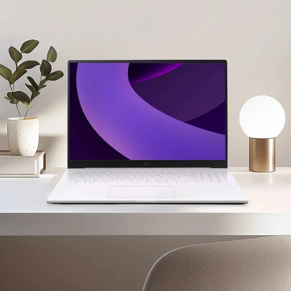 LG 그램 Pro 43.1cm 17Z90TP 시리즈 에센스 화이트 컬러 모델의 라이프 스타일 이미지입니다.