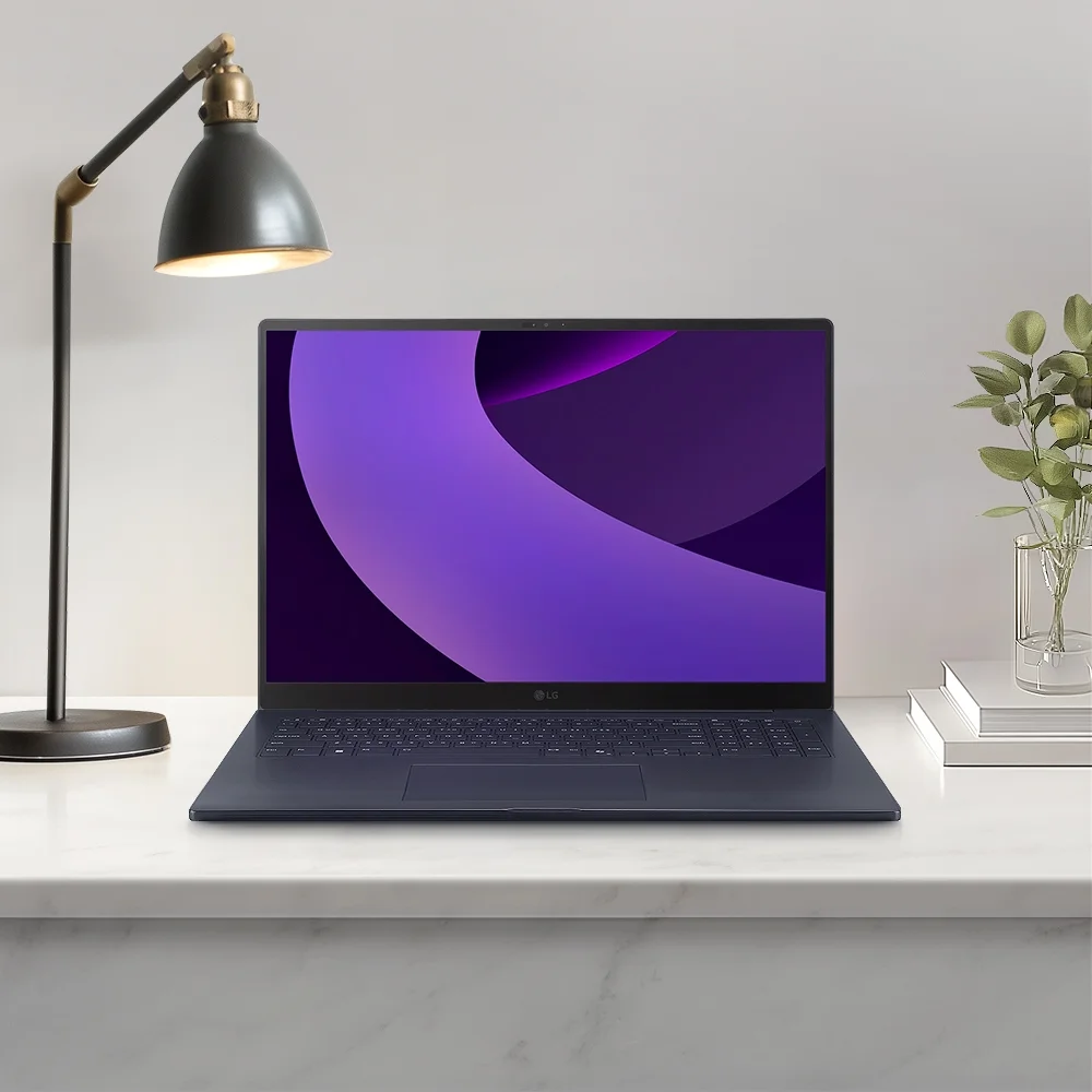 LG 그램 40.6cm 17Z90TP 시리즈 블루 컬러 모델의 라이프 스타일 이미지입니다.