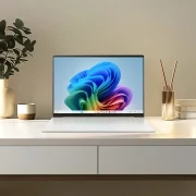 LG 그램 Pro Copilot+ PC 16Z90TS 시리즈 에센스 화이트 컬러 모델의 라이프 스타일 이미지입니다.