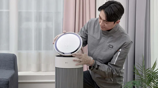 LG 가전 케어 전문가가 제품을 확인하는 모습
