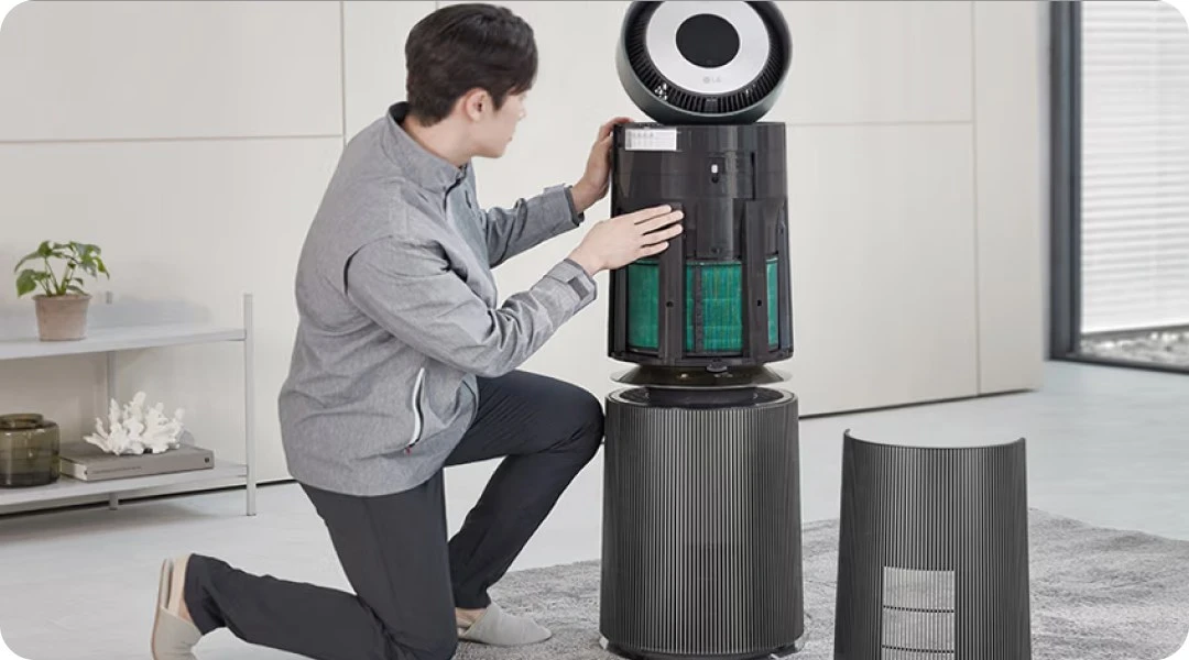 LG 가전 케어 전문가가 공기청정기를 확인하고 있는 모습