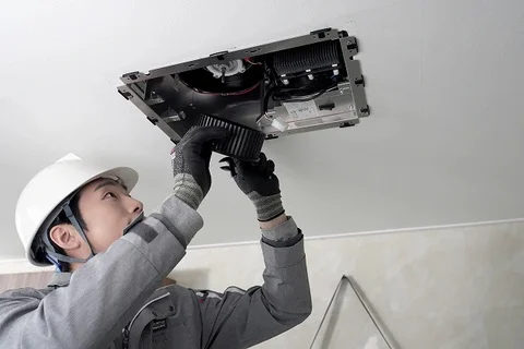 전문가가 제품의 송풍 팬을 분해해 세척하는 모습