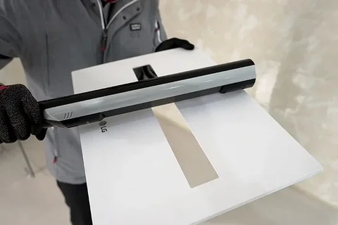 전문가가 제품 내부와 외관을 세척하는 모습
