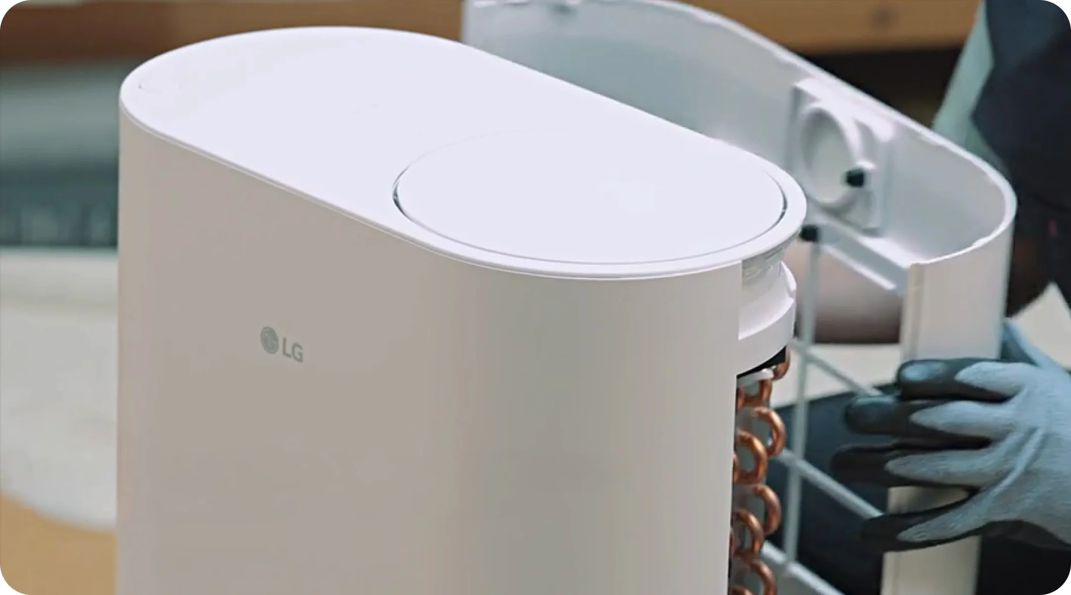 LG 가전 케어 전문가가 제품 내부를 확인하는 모습