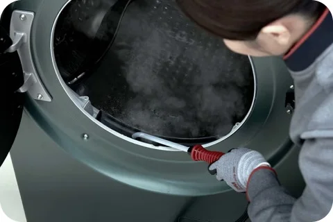 LG 가전 케어 전문가가 스팀케어 하는 모습