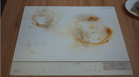 LG 가전 케어 전문가가 케어서비스 전 전기레인지 상판에 오염물질과 스크래치등이 남아있는 모습