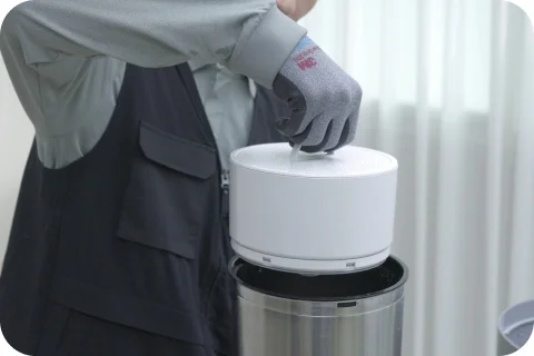LG가전 케어 전문가가 하이드로타워 Max의 정수필터를 교체하는 모습