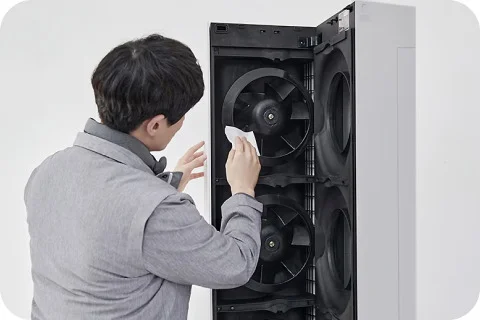 전문가가 제품을 분해해 내부 부품을 세척하고 케어하는 모습