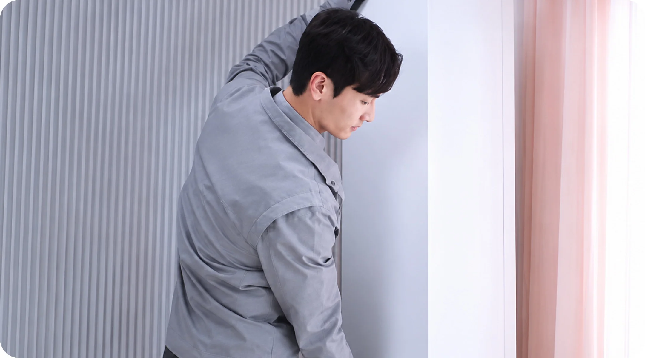 전문가가 제품을 철거하고 새 위치에 재설치하는 모습