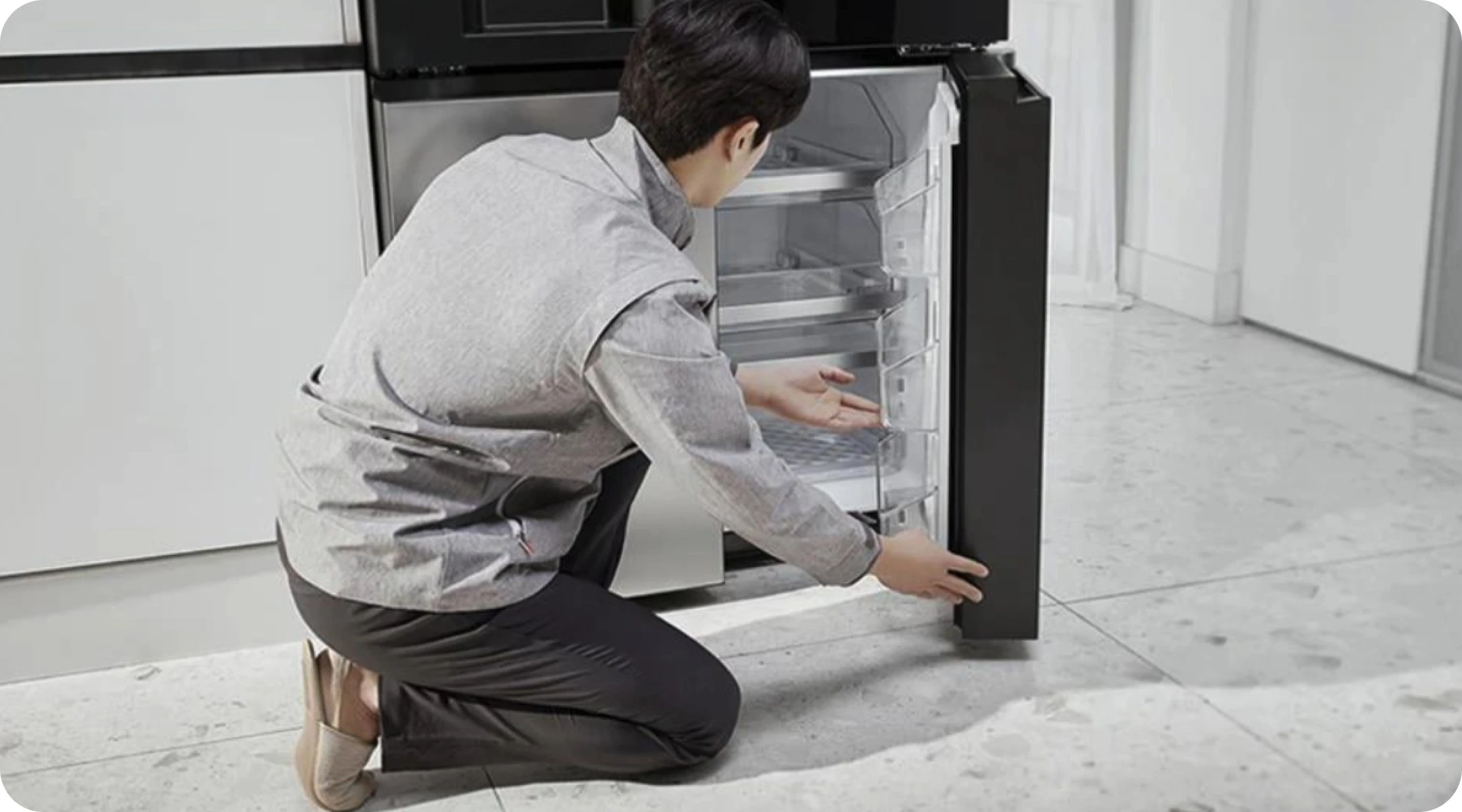 LG 가전 케어 전문가가 냉장고 내부를 확인하고 있습니다.