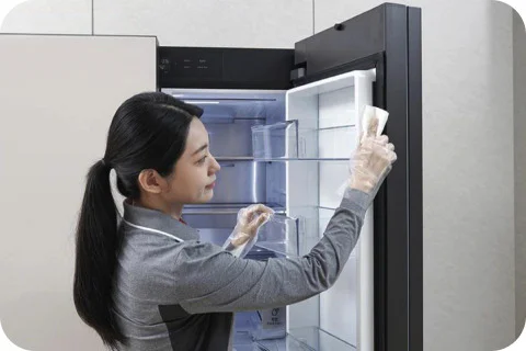 전문가 케어 - 서비스로 LG 가전 케어 전문가가 냉장고 내부 고무패킹 부분을 확인하는 모습입니다.