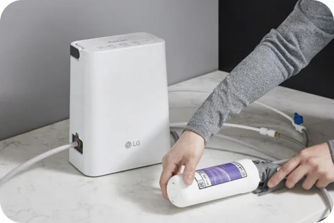 전문가 케어 - 서비스로 LG 가전 케어 전문가가 전용 장비를 연결해 정수 유로를 고온으로 살균하는 모습입니다.