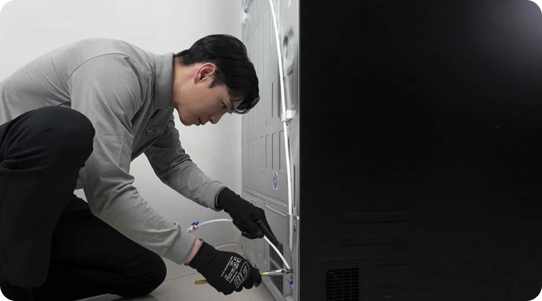 서비스기사가 철거·재설치 중