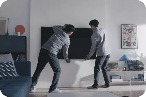 LG가전 케어 전문가가 TV를 이동시키고 있는 모습