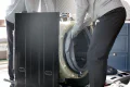 LG 가전 케어 전문가가 고무 패킹을 교체하는 모습