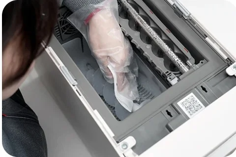 LG가전 케어 전문가가 제품을 닦는 모습