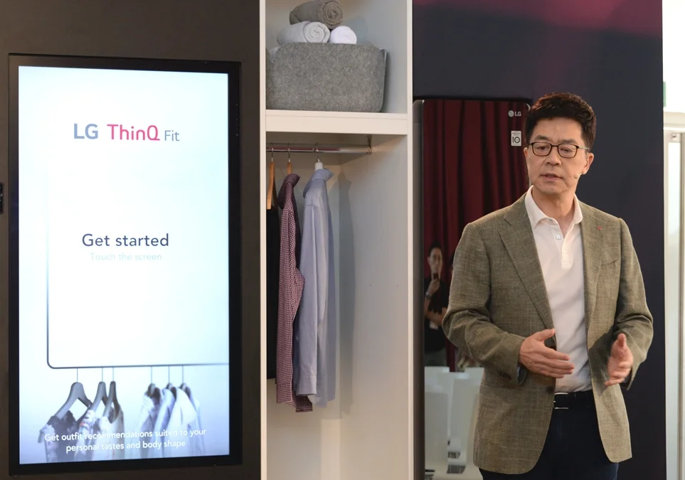 IFA 2019 LG전자 미래기술 좌담회 당시 LG 씽큐 핏을 설명하는 CTO 박일평 사장의 모습