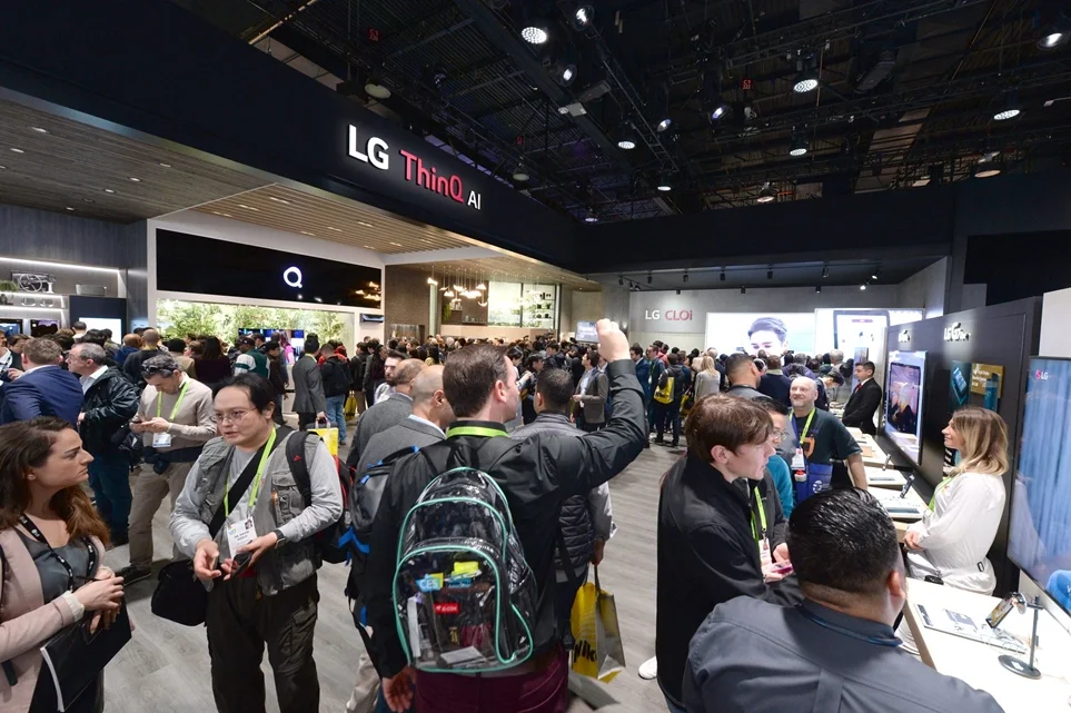 CES 2019의 LG전자 부스를 체험하고 있는 방문객 모습