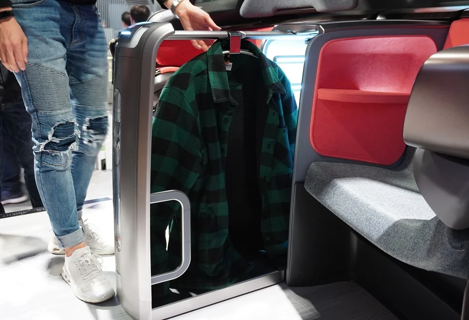 CES 2020 LG전자 부스 ‘커넥티드카’ 내부에 설치된 의류관리기 모습