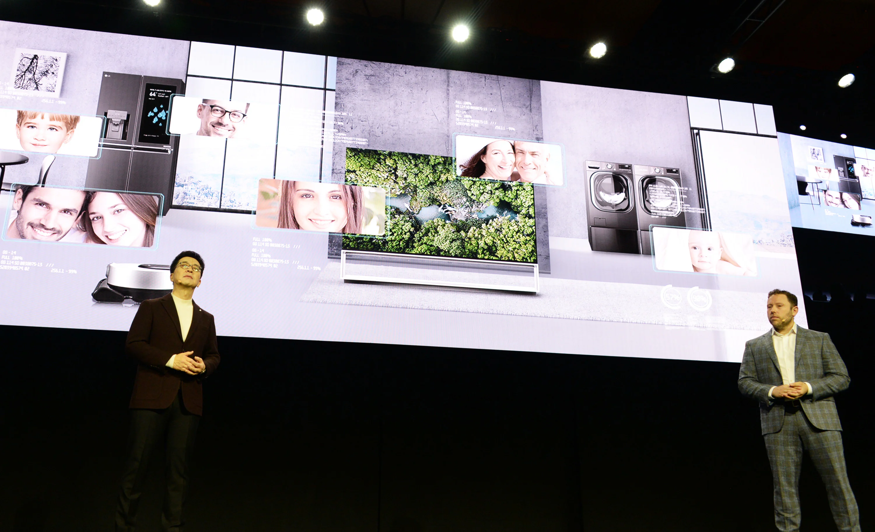 CES 2020 프레스 컨퍼런스에서 발표를 이어나가고 있는 박일평 사장과 엘레멘트 AI사의 장 프랑스와 가녜 CEO의 모습