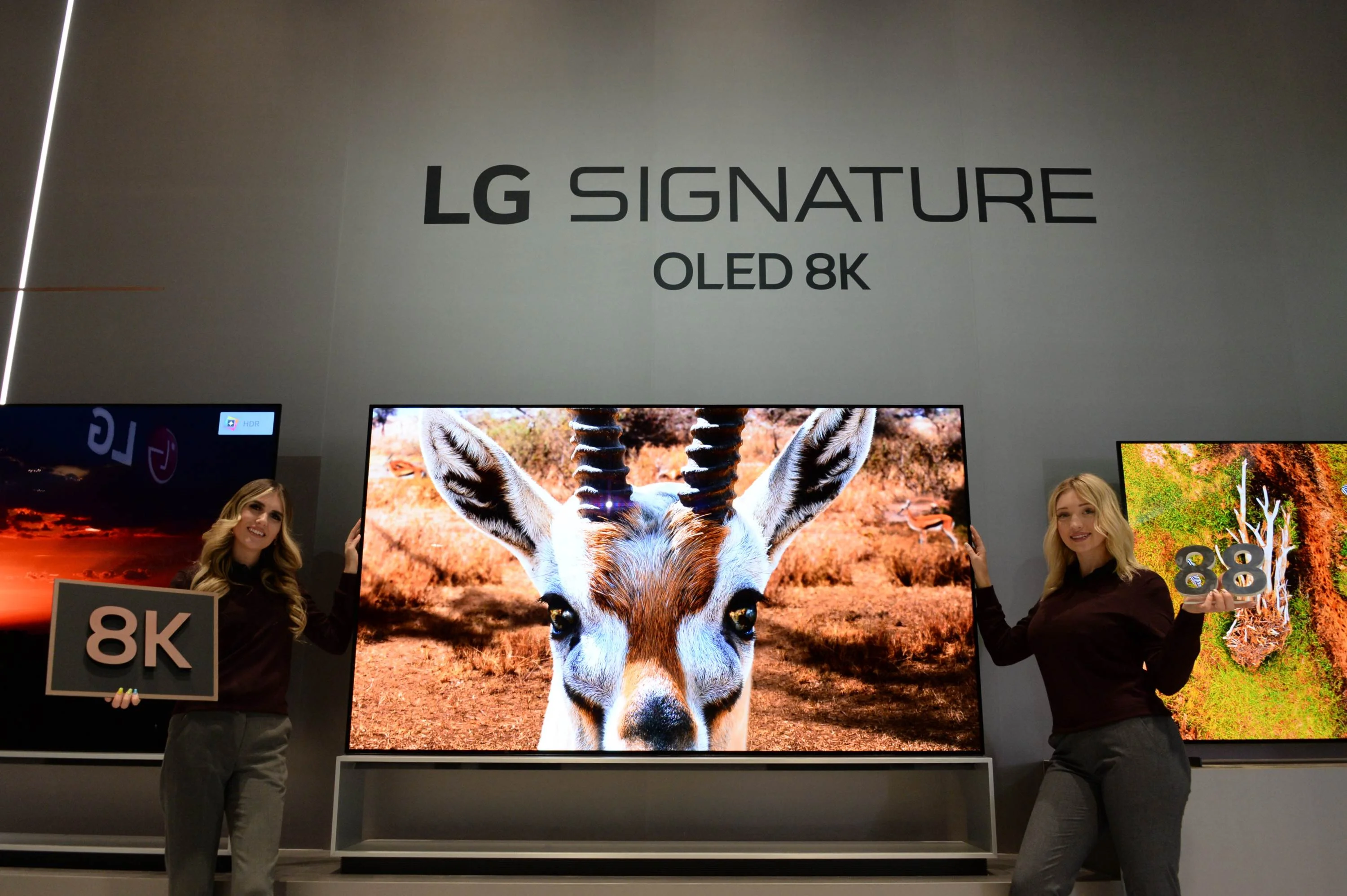 LG전자 모델들이 인공지능 프로세서 ‘알파9 3세대(α9 Gen3)’를 탑재한 88형 'LG 시그니처 올레드 8K' 신제품을 소개하고 있다. 