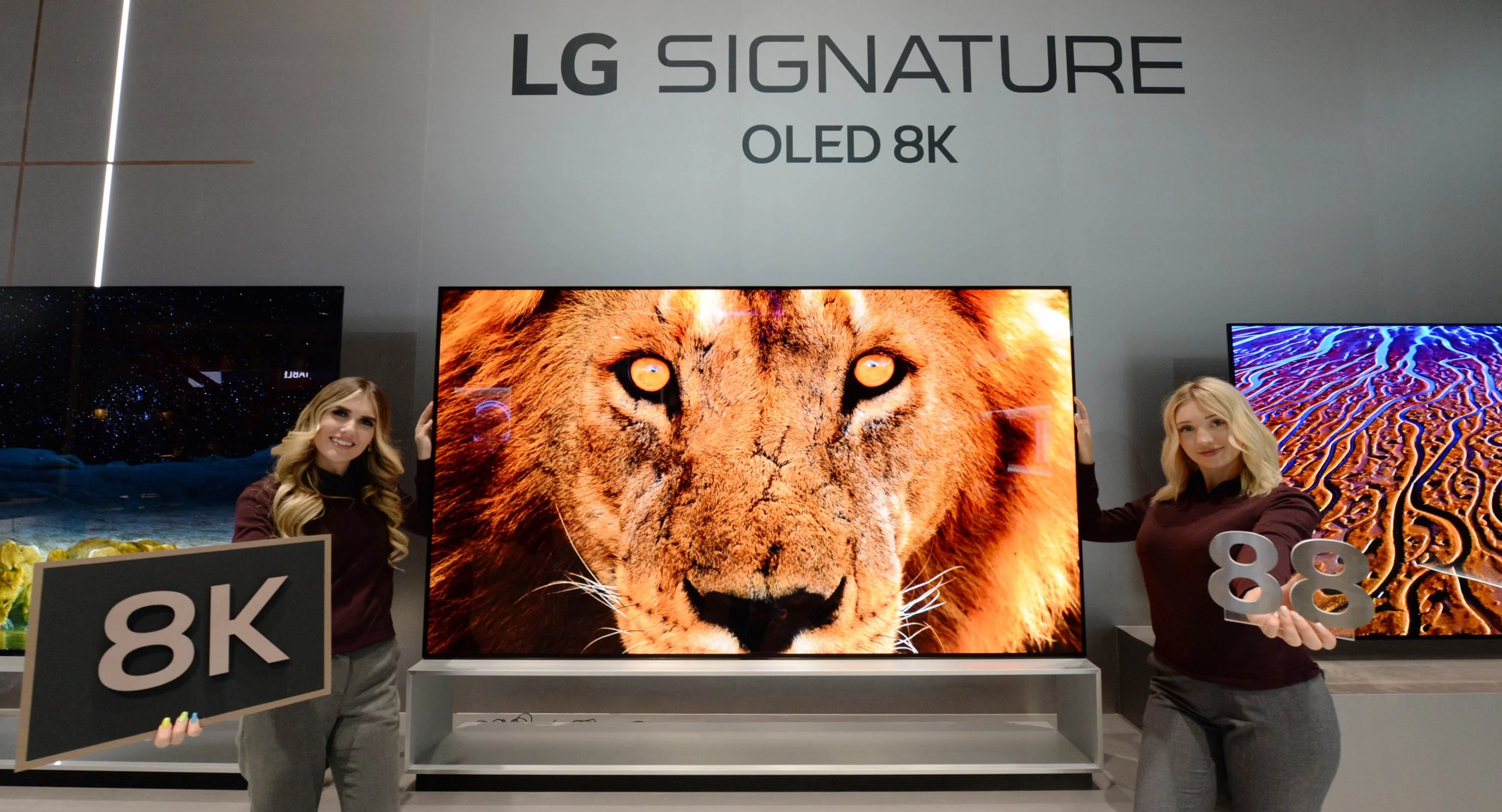 LG전자 모델들이 인공지능 프로세서 ‘알파9 3세대(α9 Gen3)’를 탑재한 88형 'LG 시그니처 올레드 8K' 신제품을 소개하고 있다. 