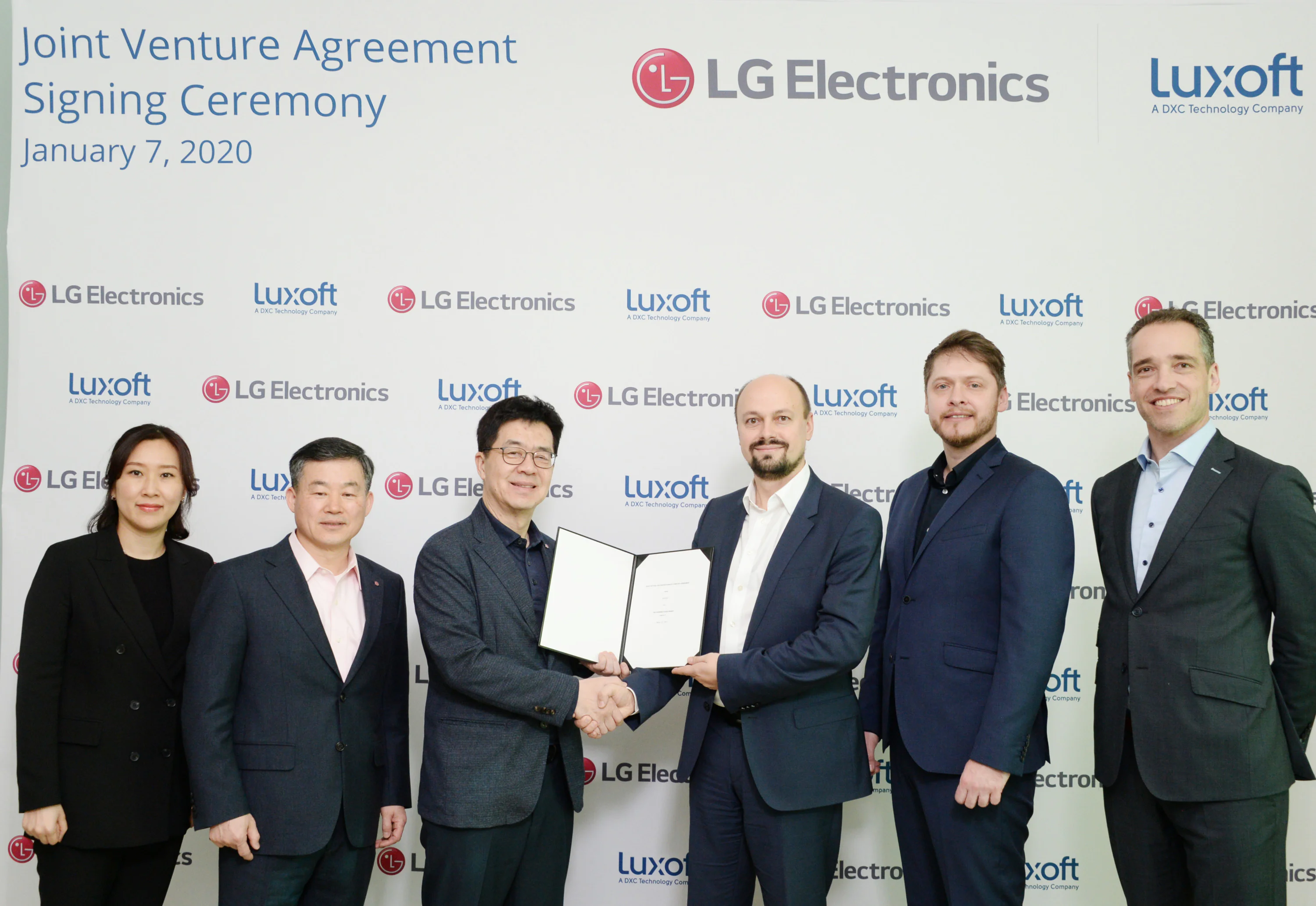 LG전자 CTO 박일평 사장(왼쪽에서 세번째)과  룩소프트 미하일 비코브(Mikhail Bykov, 왼쪽에서 네번째) 오토모티브 솔루션즈 부사장이 협약을 맺고 악수하고 있다.