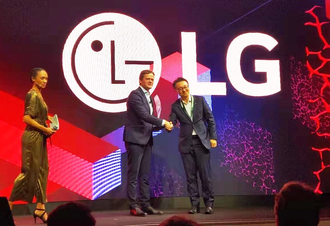 LG전자가 독일 자동차 제조 그룹 다임러 AG로부터 우수 공급사로 선정됐다. 사진은 LG전자 VS스마트사업부장 은석현 전무(오른쪽)가 독일 다임러 본사에서 열린 시상식에서 수상하는 모습.