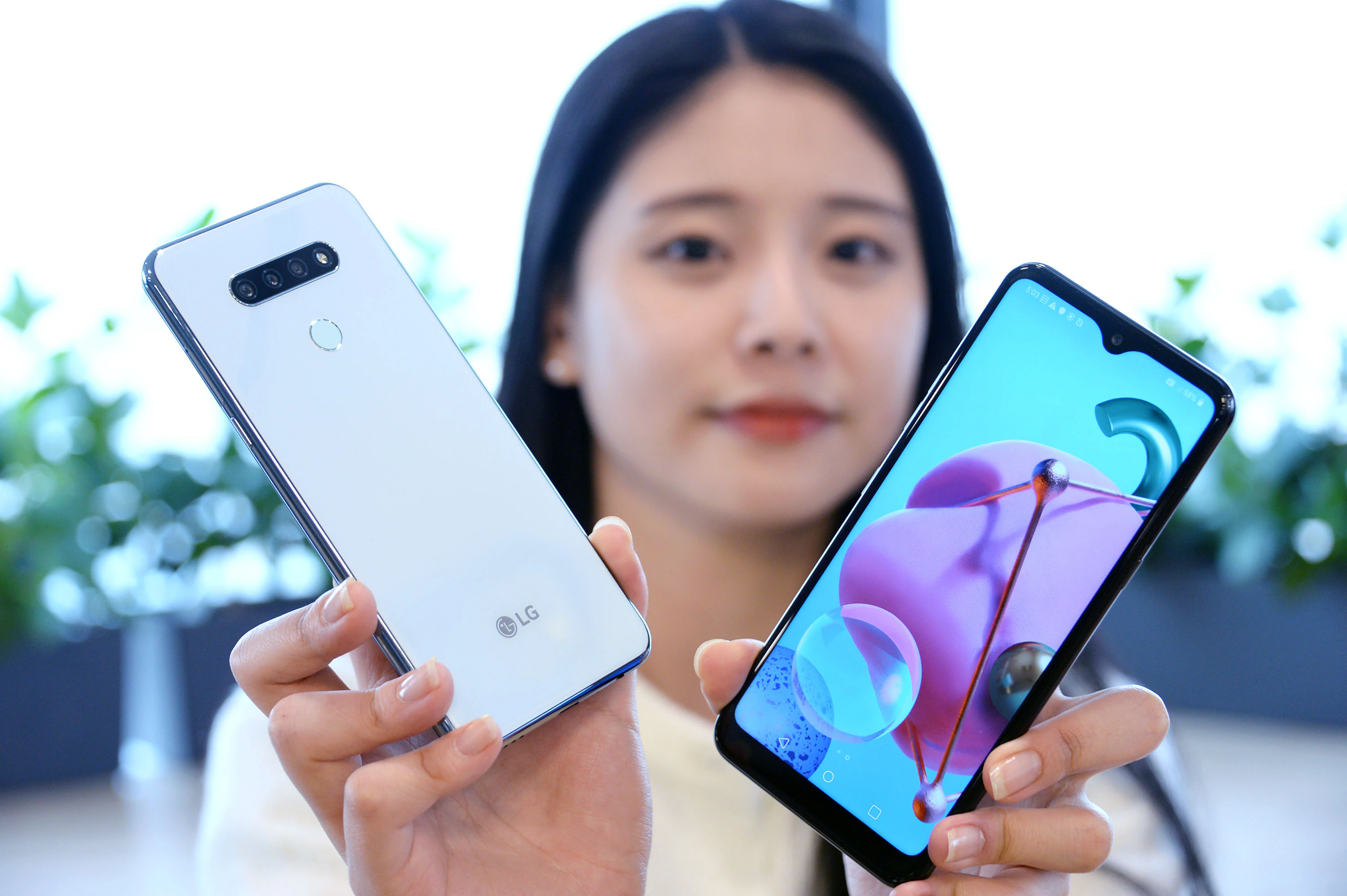 LG전자가 26일 실속형 대화면 스마트폰 LG Q51을 출시한다. 사진은 모델이 LG Q51을 소개하고 있는 모습.