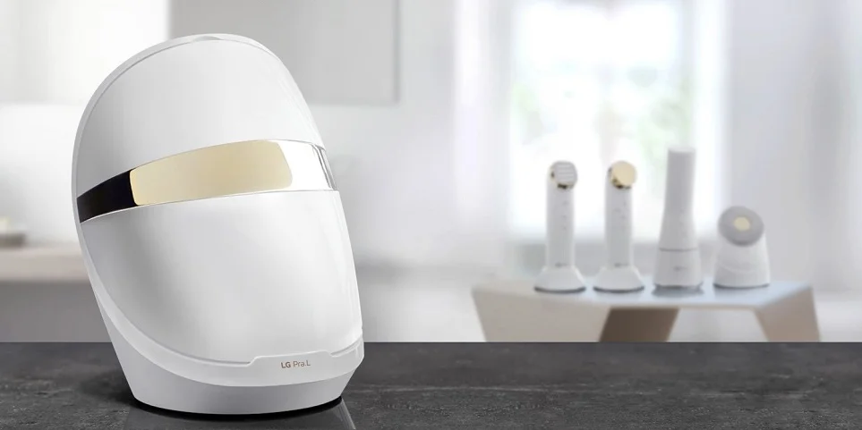LG 프라엘 LED 마스크와 다양한 제품이 전시된 모습