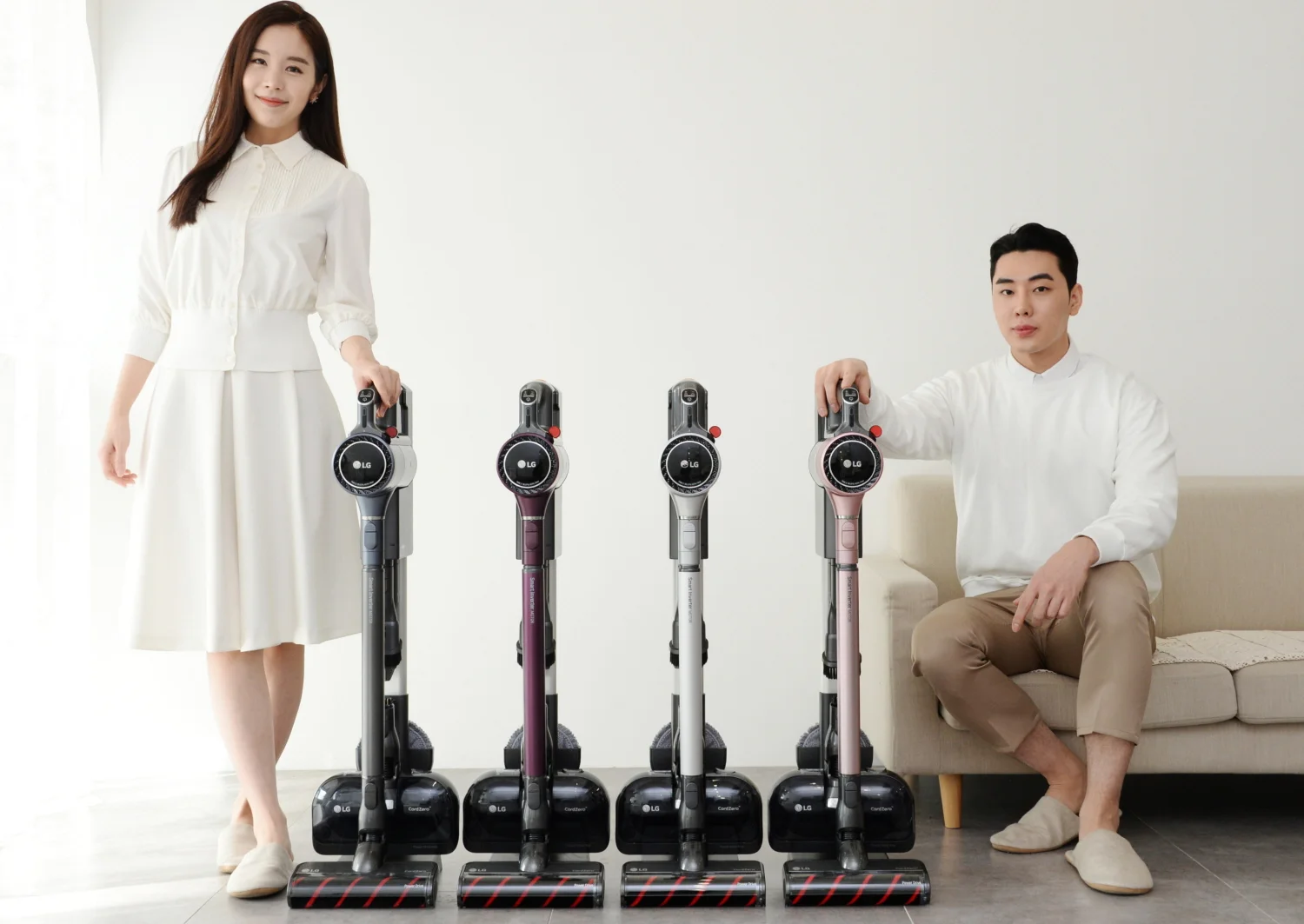 모델들이 더 가볍고 편리해진 프리미엄 무선청소기 신제품 'LG 코드제로 A9S 씽큐'를 소개하고 있다.