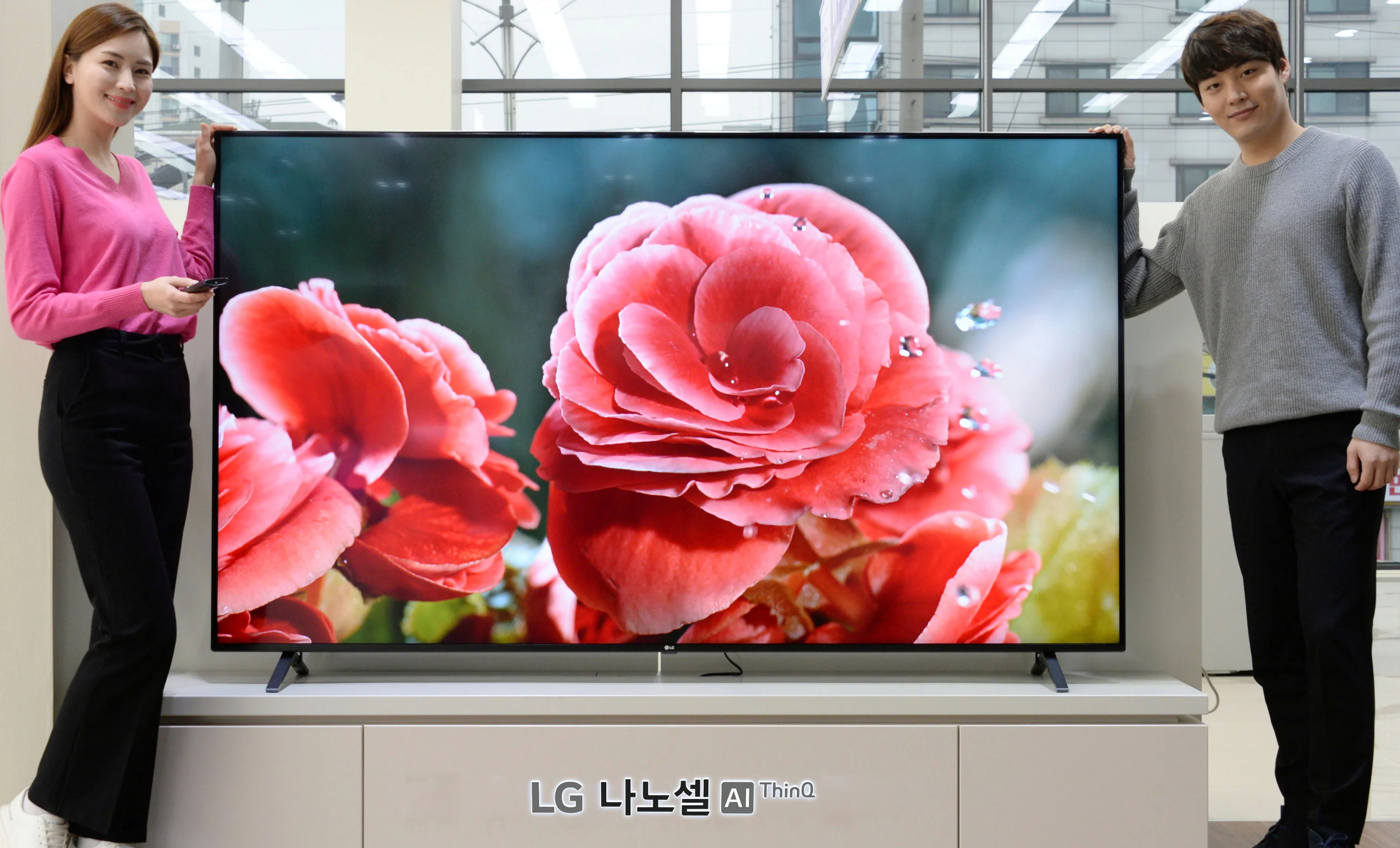 모델이 지난 17일 LG전자 베스트샵 봉천점에서 색 표현력을 높여주는 나노셀 기술이 적용된 2020년형 'LG 나노셀 AI ThinQ’ 신제품을 소개하고 있다.