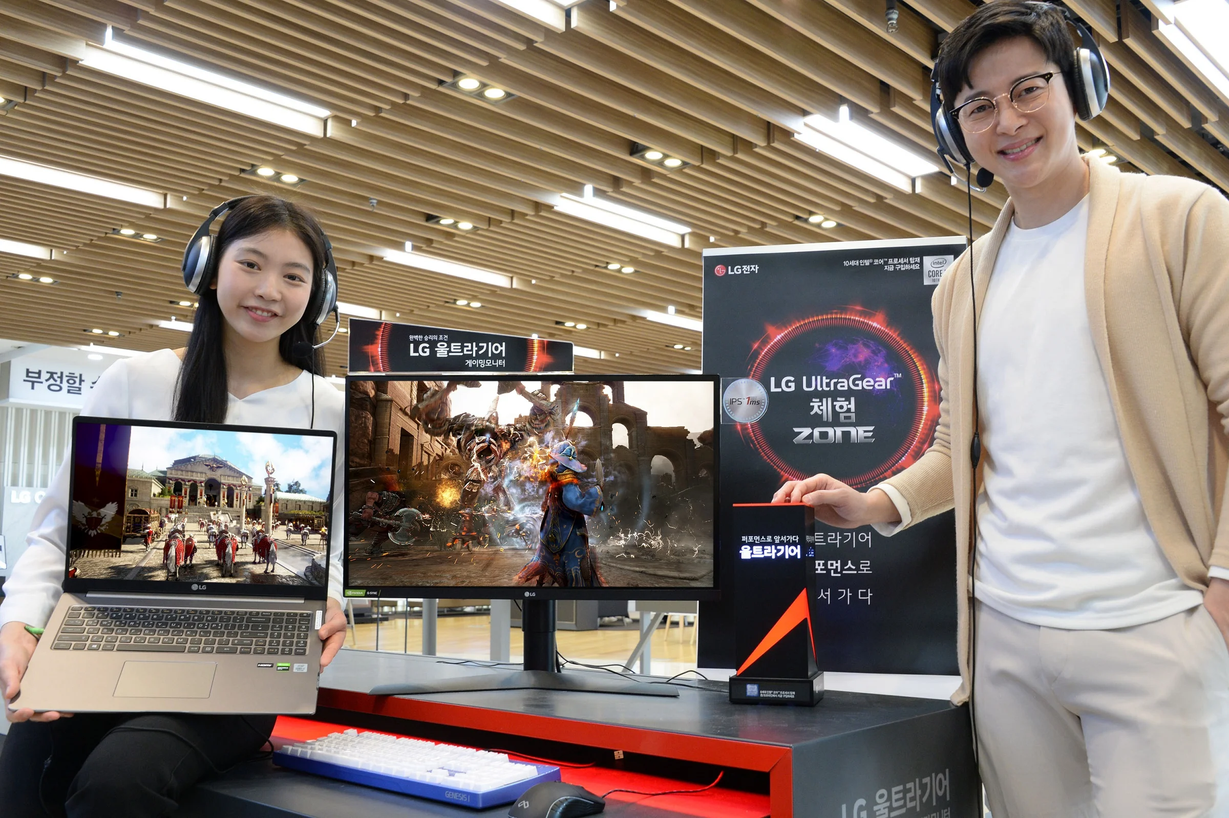 모델이 LG전자 베스트샵 강남본점에서 게임 환경에 적합한 2020년형 ‘LG 울트라기어’ 게이밍 모니터·고성능 노트북을 소개하고 있다.