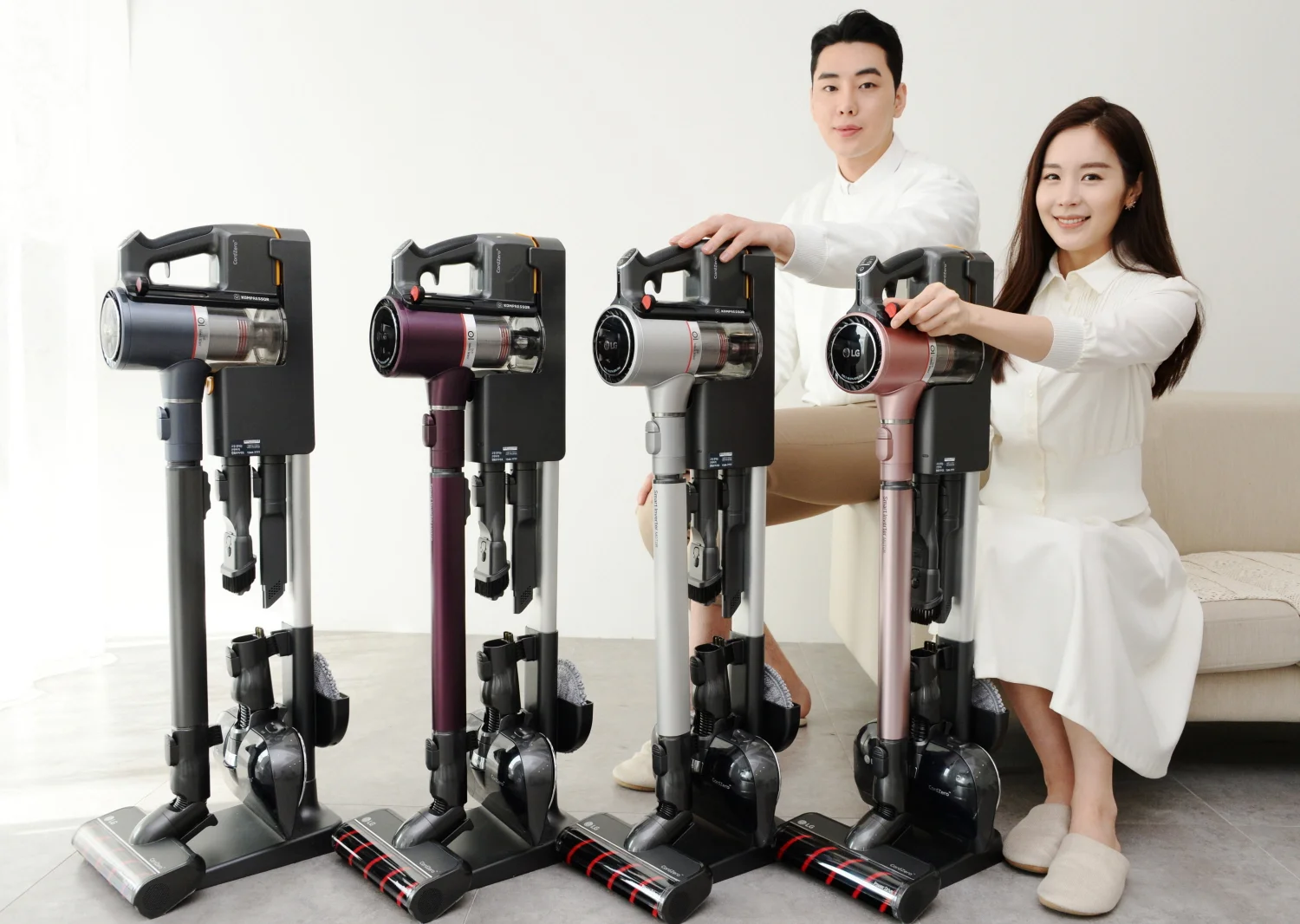 모델들이 더 가볍고 편리해진 프리미엄 무선청소기 신제품 'LG 코드제로 A9S 씽큐'를 소개하고 있다.