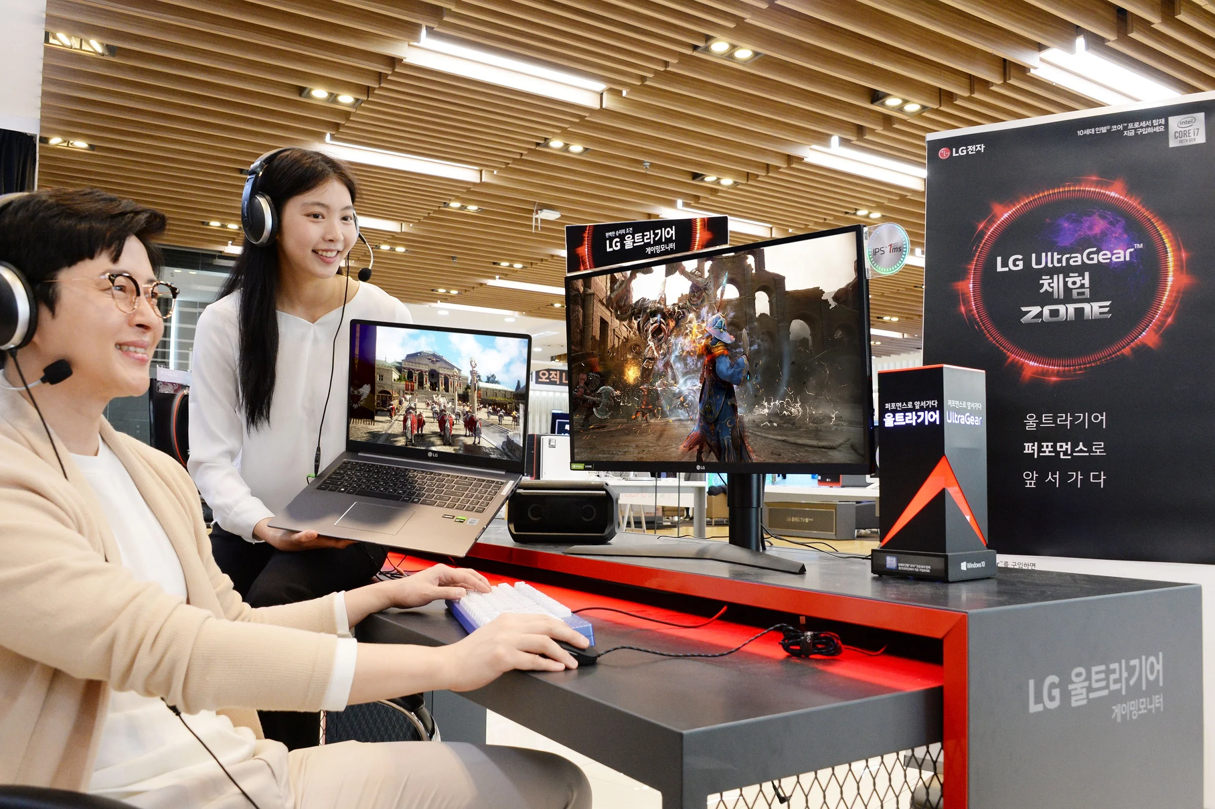 모델이 LG전자 베스트샵 강남본점에서 게임 환경에 적합한 2020년형 ‘LG 울트라기어’ 게이밍 모니터·고성능 노트북을 소개하고 있다.
