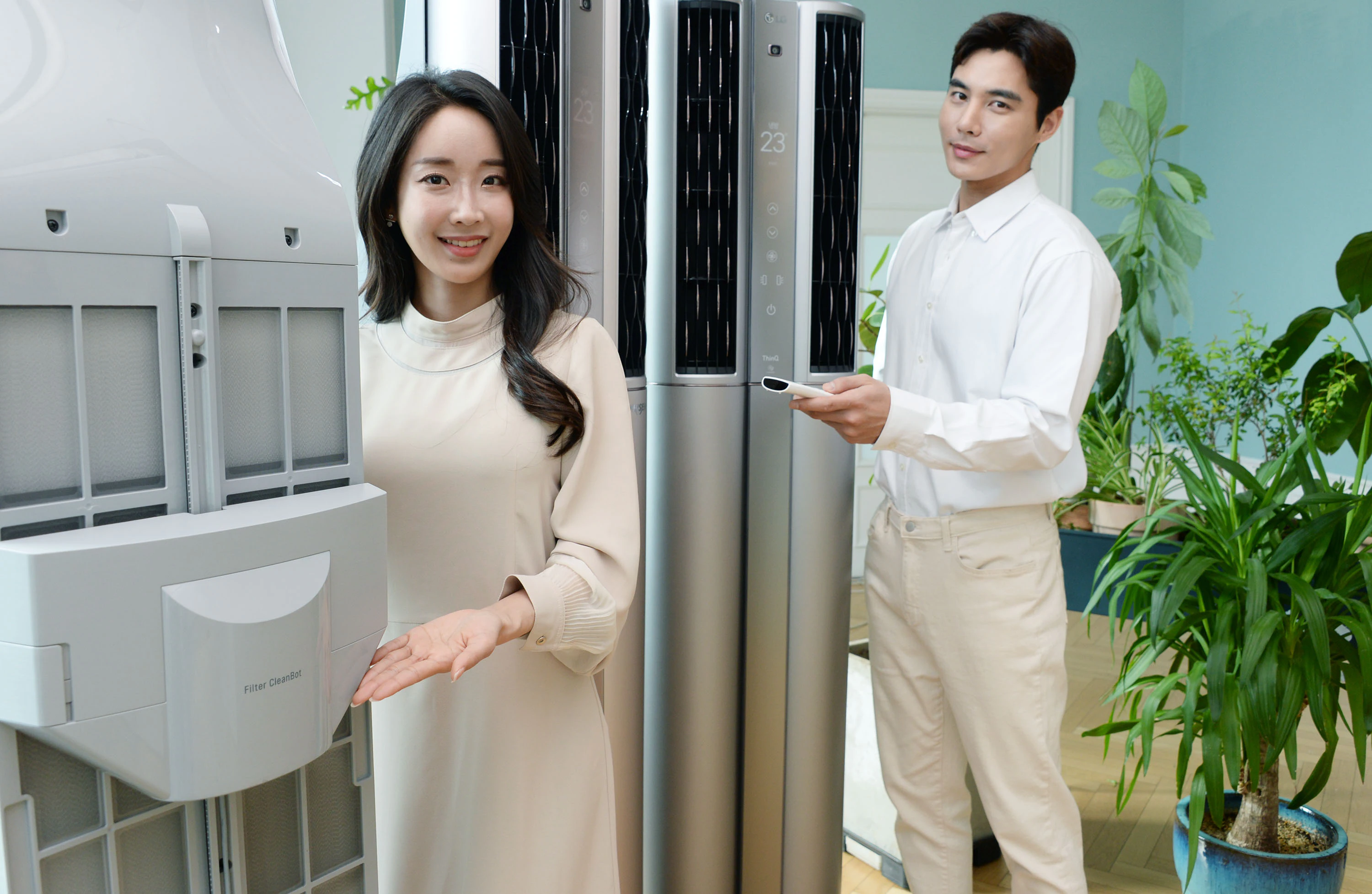 모델들은 필터클린봇과 UV LED 팬 살균 기능이 탑재된 'LG 휘센 씽큐 에어컨'을 소개하고 있다.