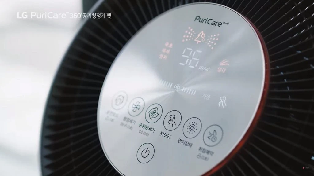 반려동물 털 날림까지 청정하는 ‘LG 퓨리케어 공기청정기 펫’의 펫모드 작동 모습